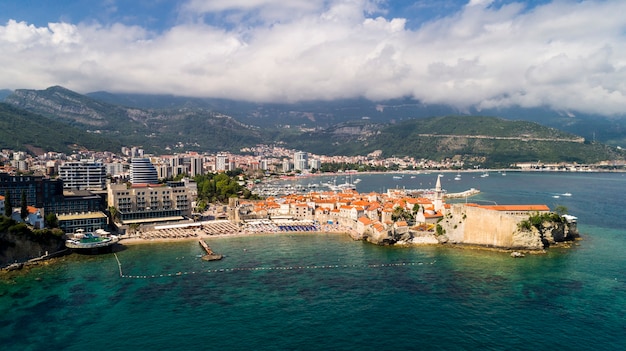 Hermosa vista panorámica aérea en el casco antiguo de Budva. Montenegro.