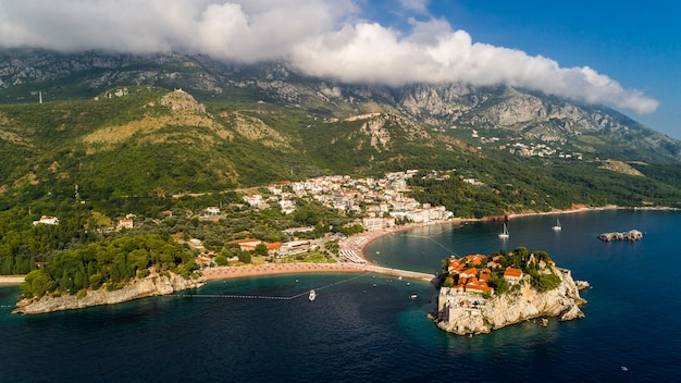 Foto hermosa vista panorámica aérea en la isla de sveti stefan en budva, montenegro.