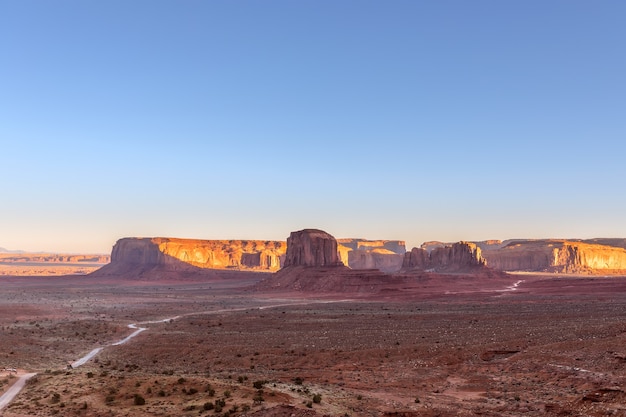 Hermosa vista panorámica del atardecer sobre las famosas Buttes de Monument Valley en la frontera entre Arizona y Utah, EE.