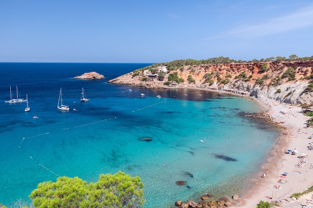 Hermosa vista panorámica de Cala Hort en Ibiza, España