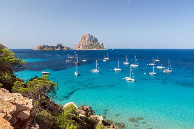 Foto hermosa vista panorámica de cala hort y la montaña es vedra