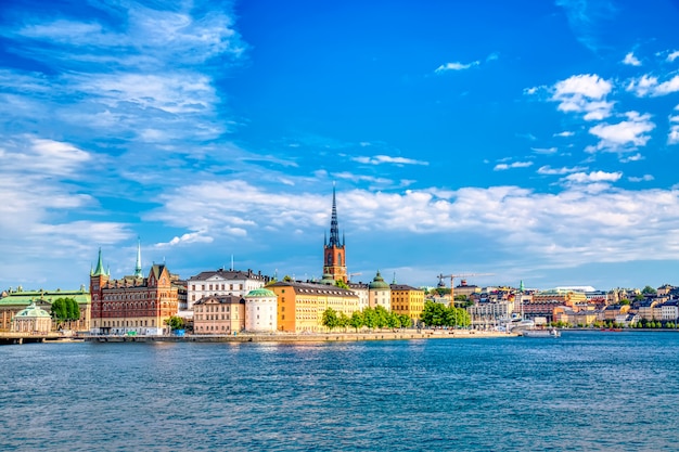 Hermosa vista panorámica del casco antiguo de Estocolmo Gamla Stan. Día soleado de verano en Estocolmo, Suecia.