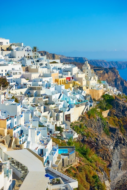 Hermosa vista panorámica de la ciudad de Fira en la costa rocosa de la isla de Santorini en Grecia. Paisaje griego