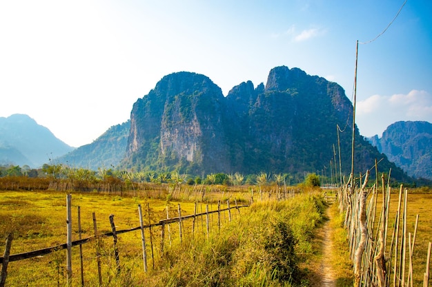 Una hermosa vista panorámica de la ciudad de Vang Vieng ubicada en Laos