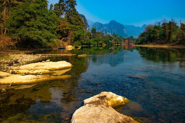 Una hermosa vista panorámica de la ciudad de Vang Vieng ubicada en Laos