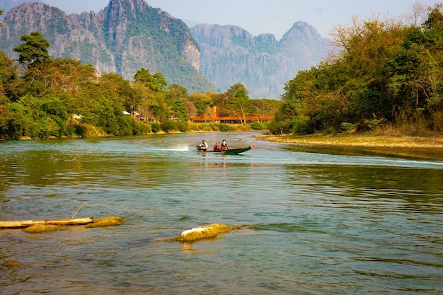 Una hermosa vista panorámica de la ciudad de Vang Vieng ubicada en Laos