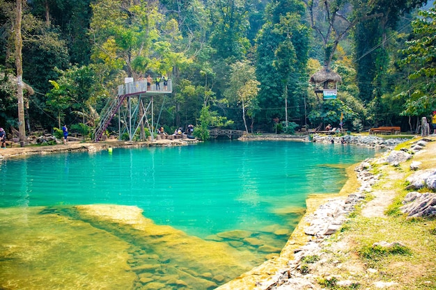 Una hermosa vista panorámica de la ciudad de Vang Vieng ubicada en Laos