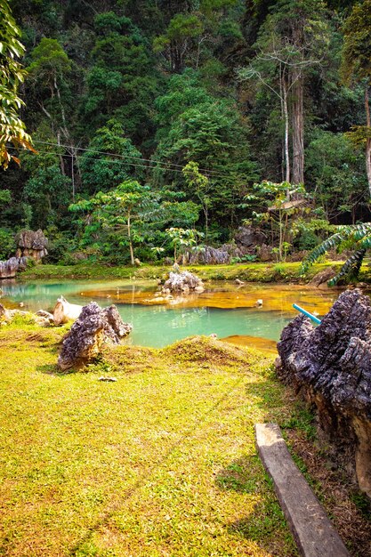 Una hermosa vista panorámica de la ciudad de Vang Vieng ubicada en Laos