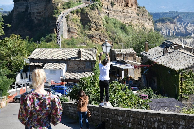 Hermosa vista panorámica de la famosa Civita di Bagnoregio con el valle del río Tíber Lazio Italia El sitio se hizo conocido en italiano como La citta che muore The Dying Town Tourists