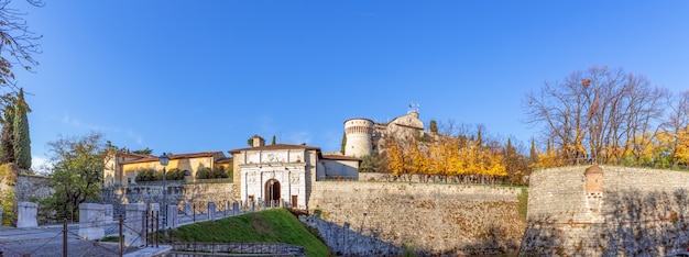 Hermosa vista panorámica del histórico castillo de Brescia (temporada de otoño)