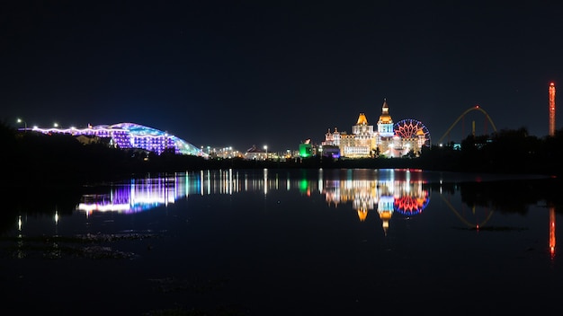 Hermosa vista panorámica de los hoteles iluminados "Bogatyr", "Sirius" por la noche en el Parque Olímpico, Sochi, Rusia.