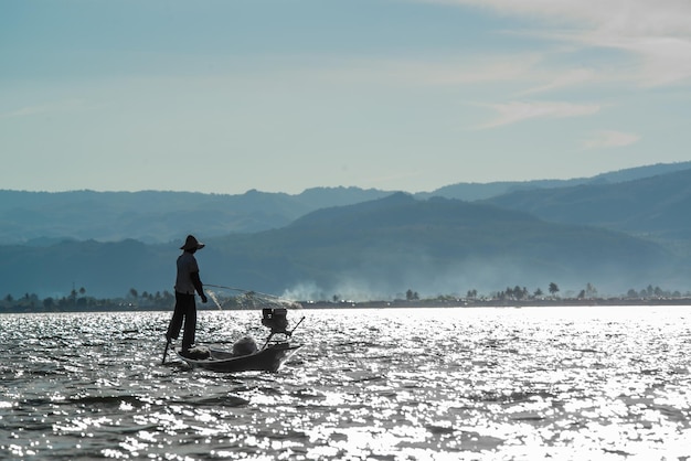 Una hermosa vista panorámica del lago Inle en Myanmar