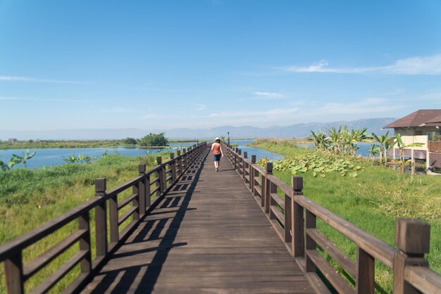 Una hermosa vista panorámica del lago Inle en Myanmar