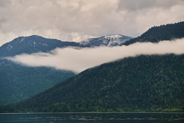 Hermosa vista panorámica en el lago de montaña Kucherla y la cordillera Parque nacional Belukha República de Altai Siberia Rusia