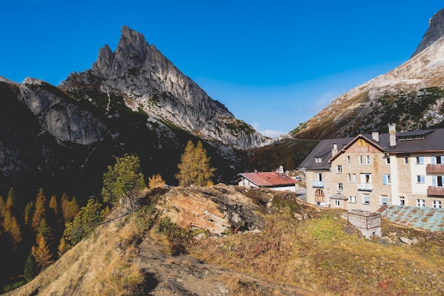 Hermosa vista panorámica de la montaña en el sitio del patrimonio mundial de los Dolomitas en Cortina d'Ampezzo Italia.