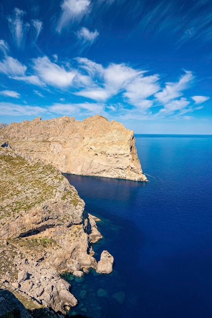 Hermosa vista panorámica del paisaje marino mediterráneo por un acantilado rocoso contra el cielo azul