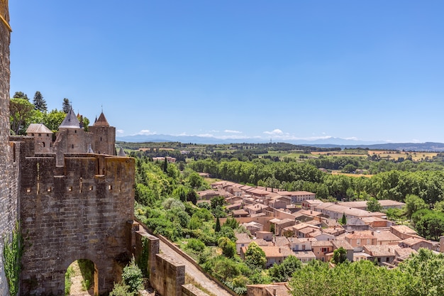 Hermosa vista panorámica de la parte antigua de la ciudad desde las murallas del castillo medieval de la ciudad de Carcassonne