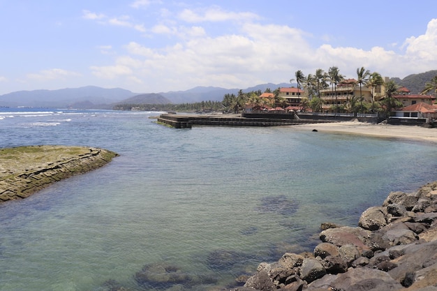 Una hermosa vista panorámica de la playa en Bali Indonesia