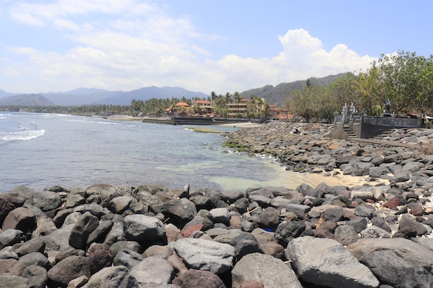 Una hermosa vista panorámica de la playa en Bali Indonesia