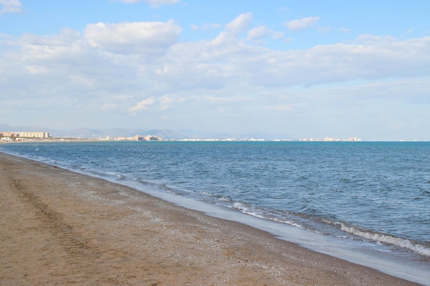 Hermosa vista panorámica playa La Malvarosa en febrero