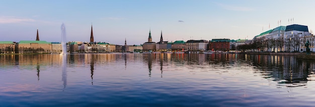 Hermosa vista panorámica del río Alster y el ayuntamiento de Hamburgo Rathaus en la noche de primavera