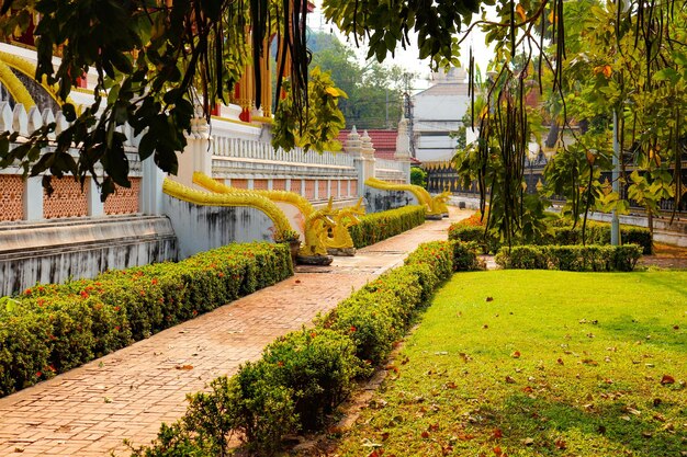 Una hermosa vista panorámica del templo Wat Phra Kaew ubicado en Vientiane Laos