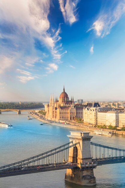 Hermosa vista del Parlamento húngaro y el puente de las cadenas en Budapest, Hungría