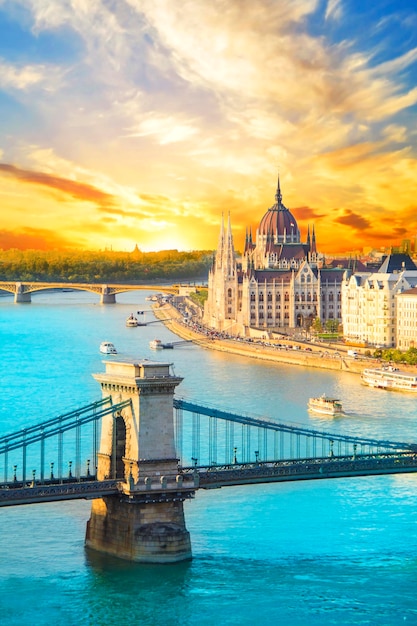 Hermosa vista del Parlamento húngaro y el puente de las cadenas en el panorama de Budapest por la noche