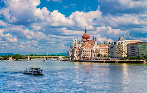 Hermosa vista del Parlamento sobre el Danubio en Budapest Hungría.