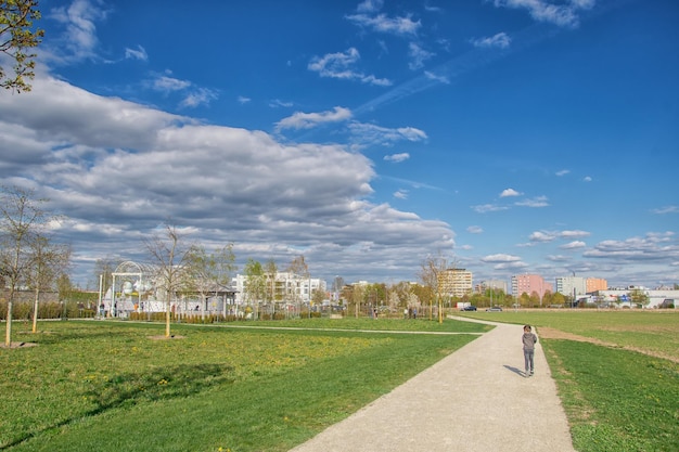 Hermosa vista en el parque cielo azul con nubes día soleado de verano en la naturaleza Ingolstadt