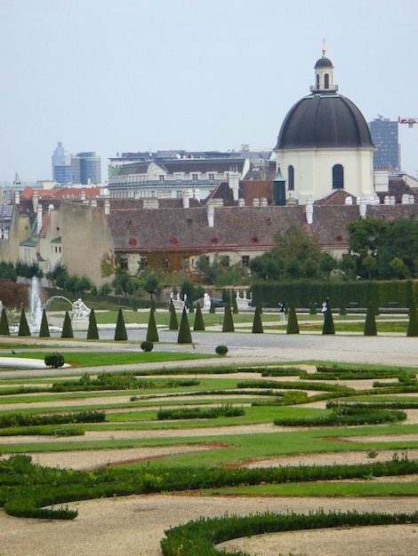 Hermosa vista del parque y la fortaleza en un día de verano Salzburgo Austria