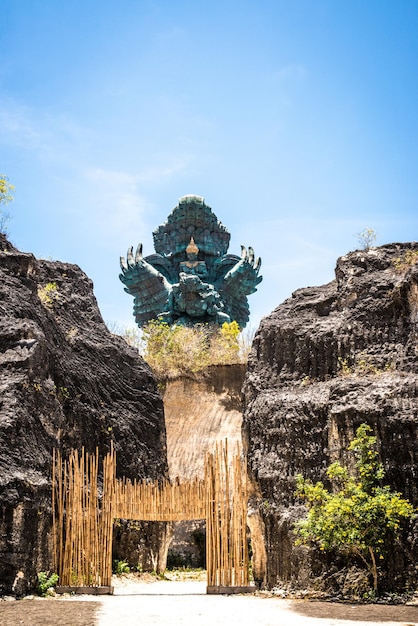 Una hermosa vista del parque GWK Garuda Wisnu Kencana ubicado en Bali Indonesia