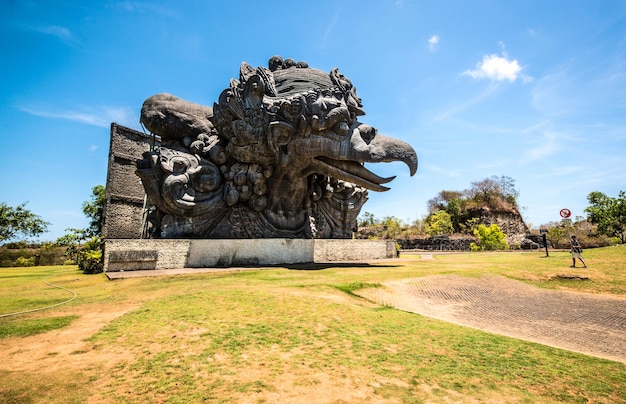 Una hermosa vista del parque GWK Garuda Wisnu Kencana ubicado en Bali Indonesia