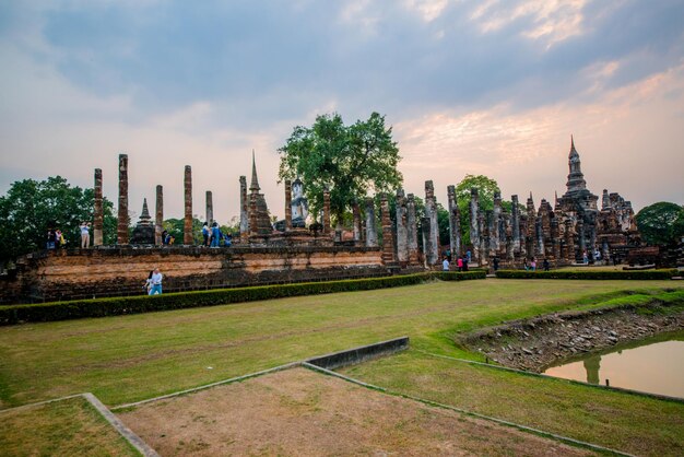 Una hermosa vista del parque histórico de Sukhothai ubicado en Tailandia