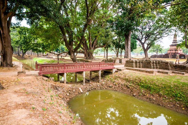 Una hermosa vista del parque histórico de Sukhothai ubicado en Tailandia