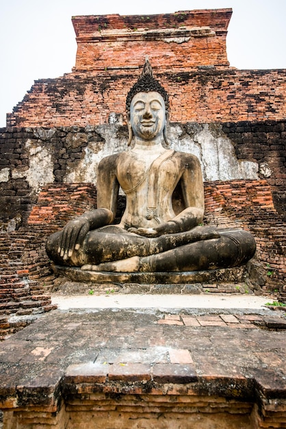 Una hermosa vista del parque histórico de Sukhothai ubicado en Tailandia