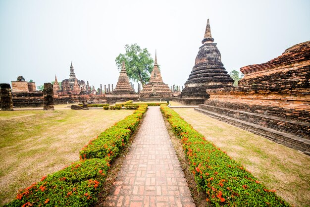 Una hermosa vista del parque histórico de Sukhothai ubicado en Tailandia