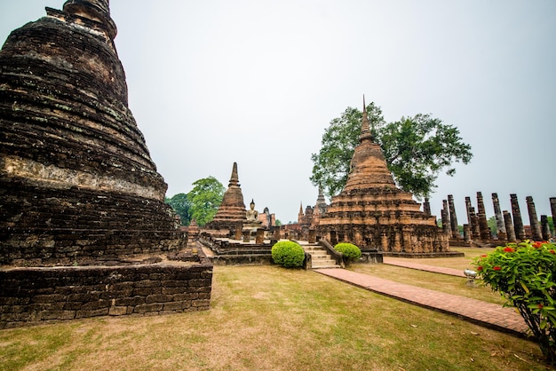 Una hermosa vista del parque histórico de Sukhothai ubicado en Tailandia