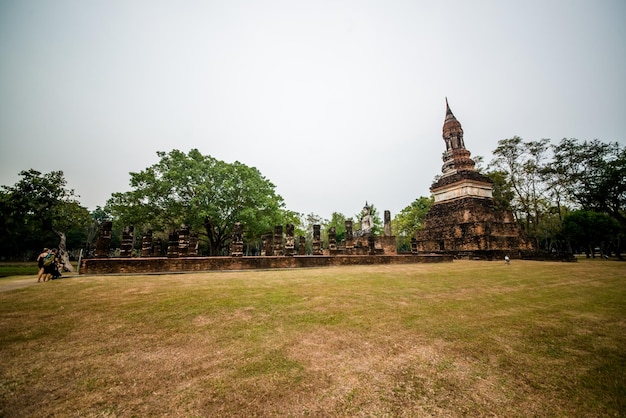 Una hermosa vista del parque histórico de Sukhothai ubicado en Tailandia