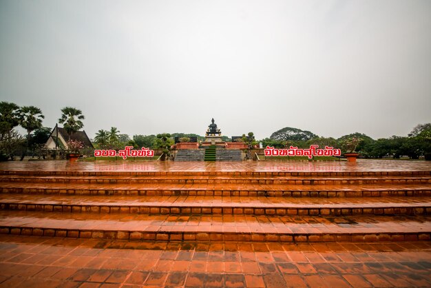 Una hermosa vista del parque histórico de Sukhothai ubicado en Tailandia