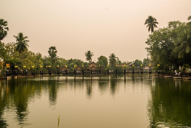 Una hermosa vista del parque histórico de Sukhothai ubicado en Tailandia