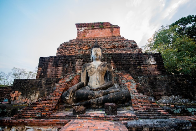 Una hermosa vista del parque histórico de Sukhothai ubicado en Tailandia