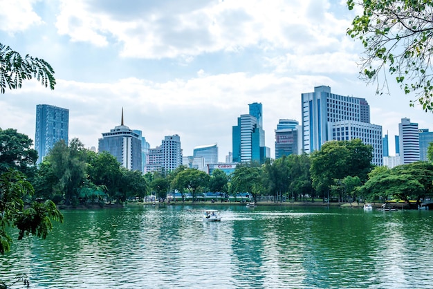 Una hermosa vista del parque Lumpini ubicado en Bangkok Tailandia