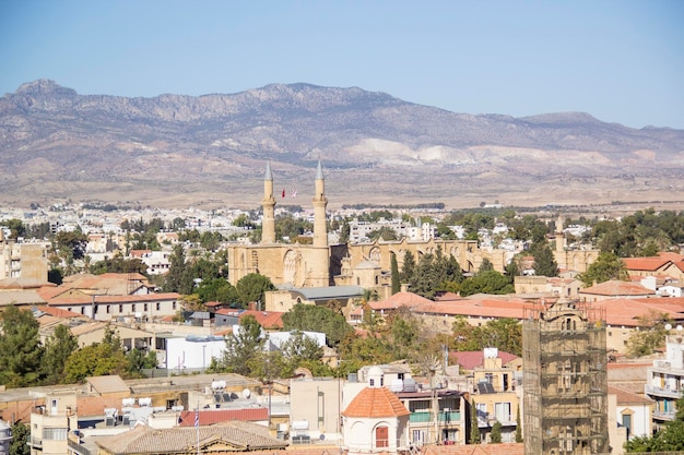 Hermosa vista de la parte turca de la ciudad y la bandera en Nicosia, Chipre