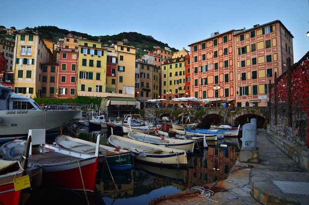 hermosa vista del pequeño puerto de Camogli con sus coloridas casas con vista al mar