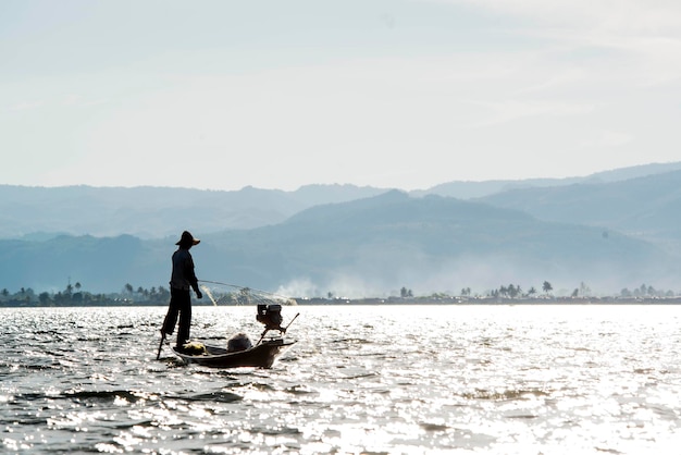 Una hermosa vista del pescador en el lago Inle Myanmar