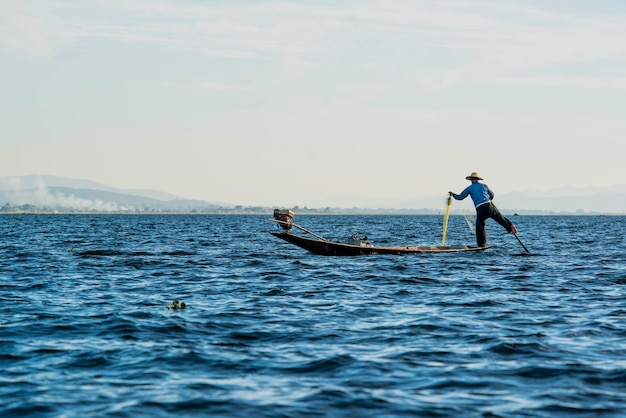 Una hermosa vista del pescador en el lago Inle Myanmar