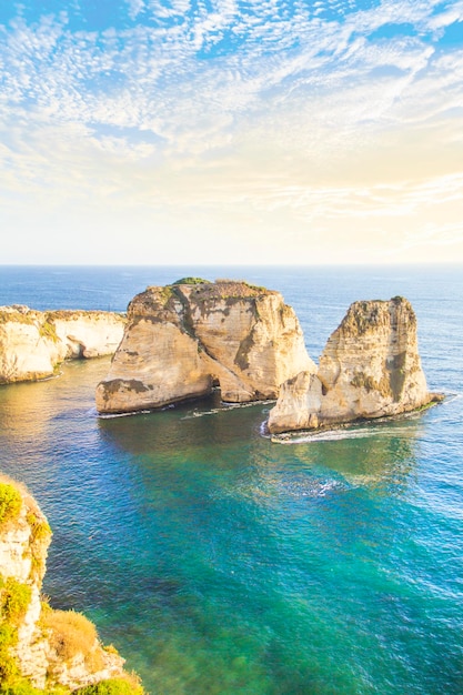 Hermosa vista de Pigeon Rocks en el paseo marítimo en el centro de Beirut, Líbano