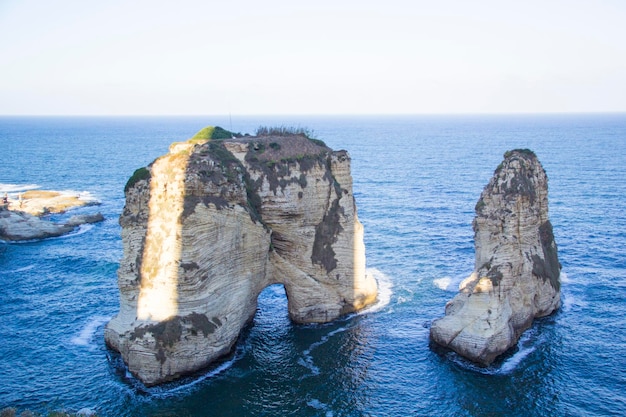 Hermosa vista de Pigeon Rocks en el paseo marítimo en el centro de Beirut, Líbano