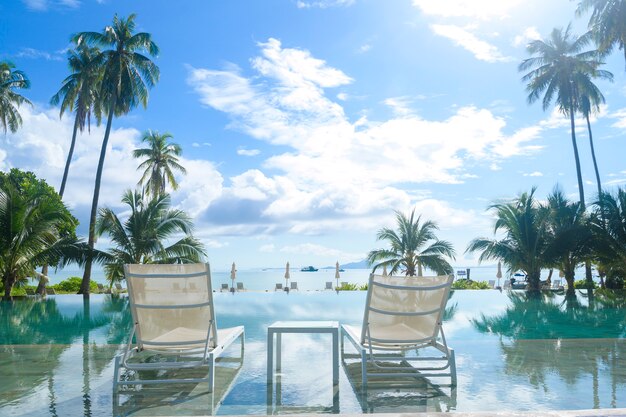 Hermosa vista de la piscina con jardín tropical verde